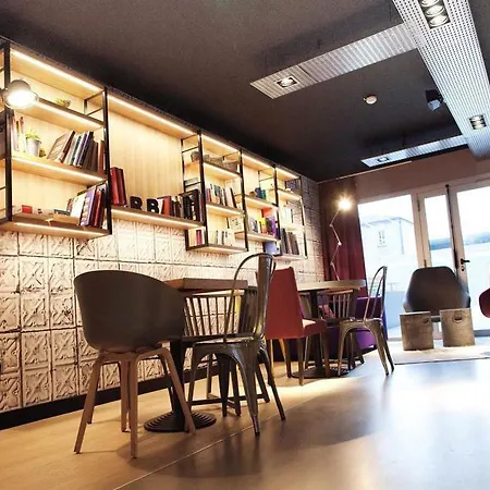 克莱蒙费朗市中心钟楼酒店 3*